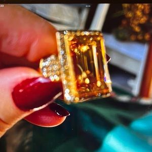 Heidi Daus large stone ring with Swarovski crystals.   Size 7.   NEW !!!!